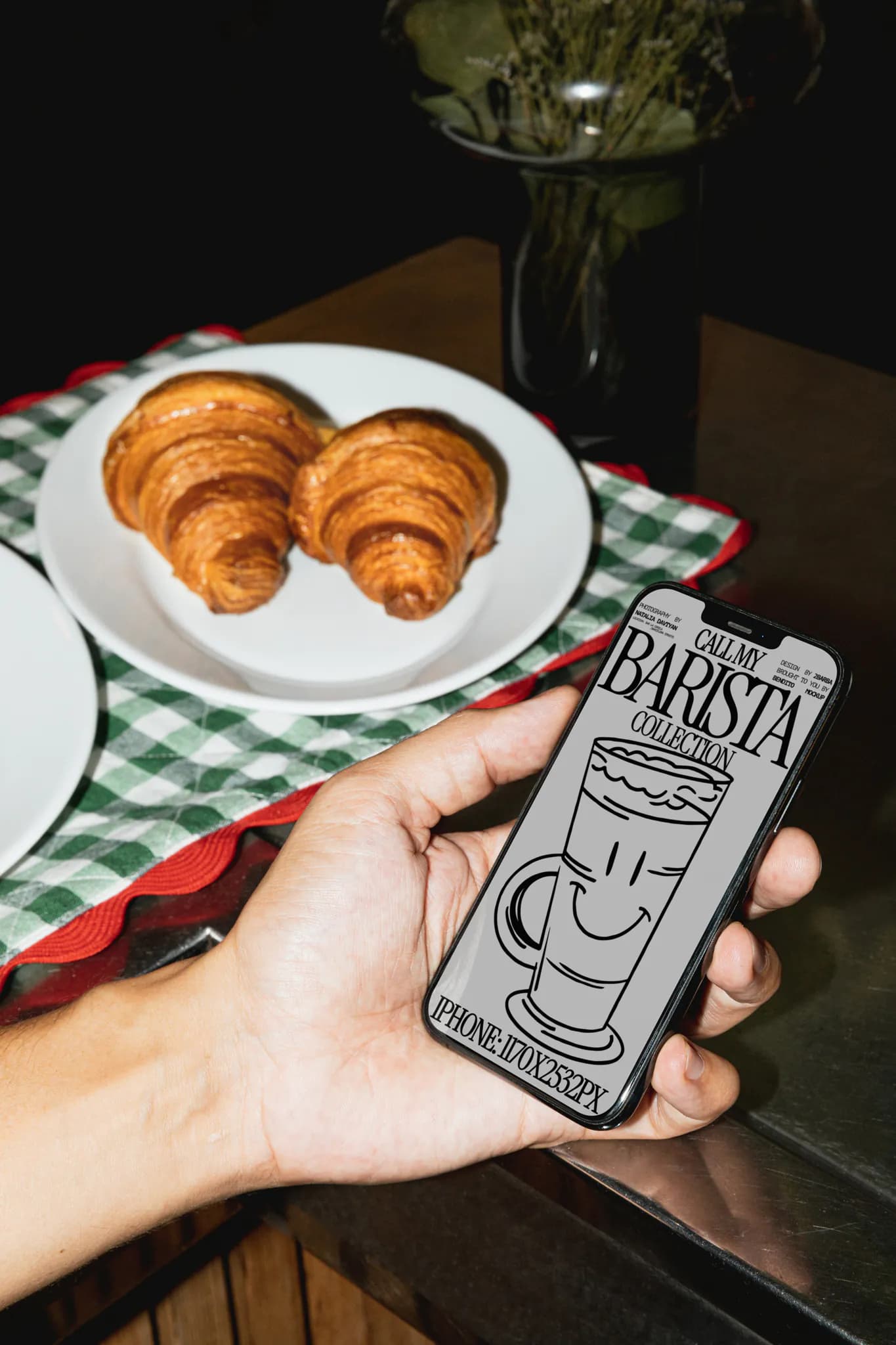 Mesa de café con medialunas y un teléfono