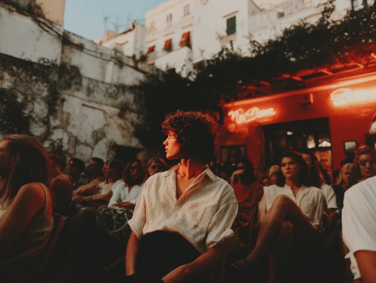 Gente conversando en la terraza de un bar iluminada con luces de neón