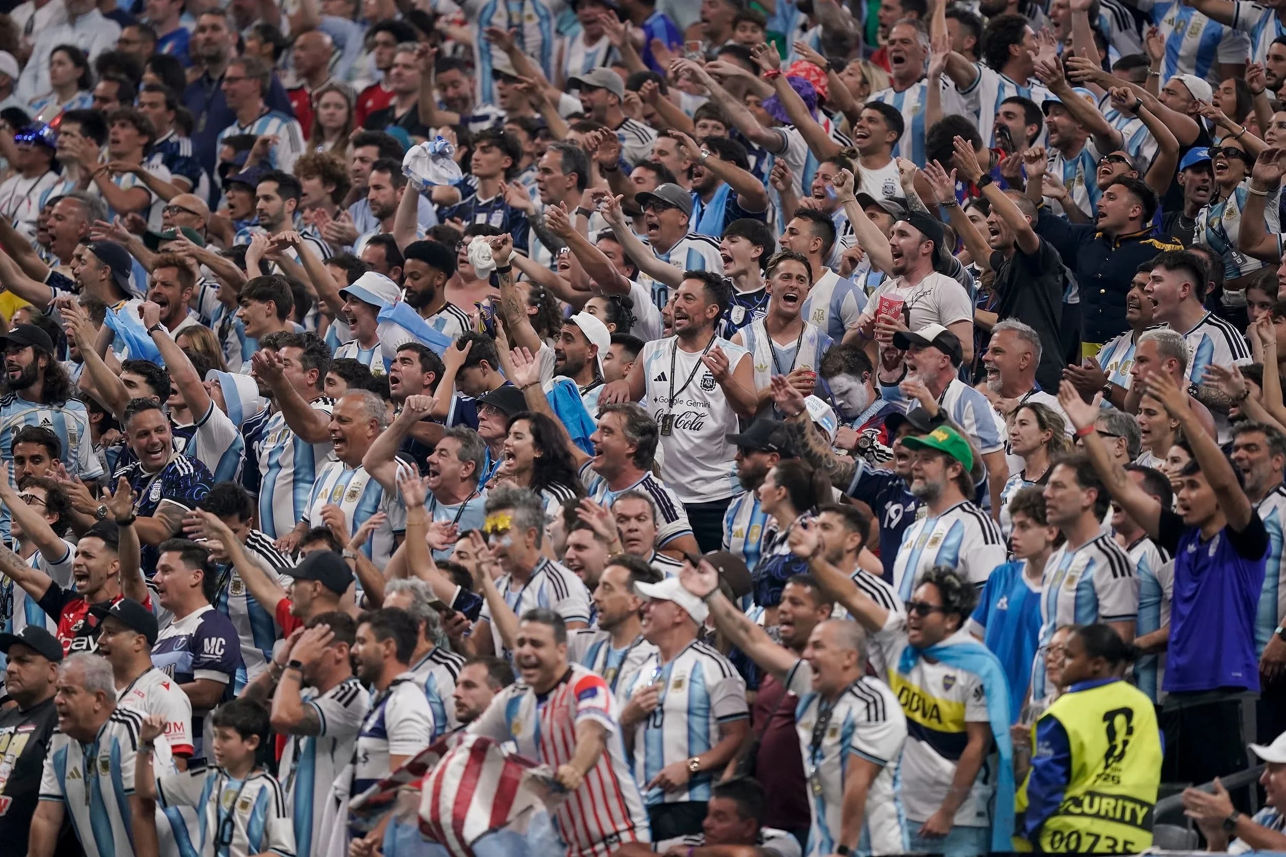 Una tribuna llena de hinchas con la camiseta de la selección argentina