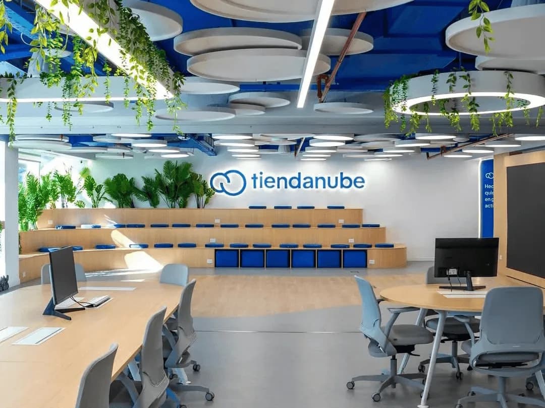 Las oficinas de Tiendanube, con el logo sobre la pared del fondo